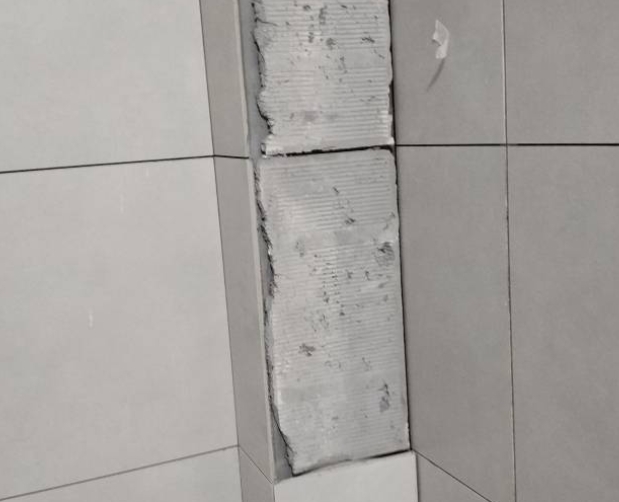 铁岭瓷砖空鼓维修公司分享下瓷砖施工前基层浇水润湿程度不足，可能导致以下问题